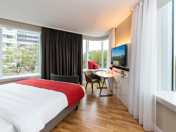 Holiday Inn Hamburg - City Nord, an IHG Hotel : photo 4 de la chambre chambre lit king-size standard avec minibar