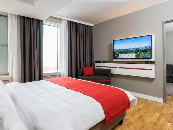 Holiday Inn Hamburg - City Nord, an IHG Hotel : photo 5 de la chambre suite 1 chambre lit king-size avec canapé-lit
