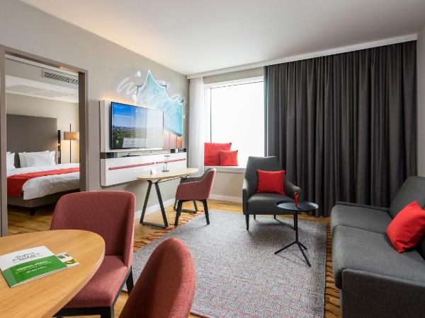 Holiday Inn Hamburg - City Nord, an IHG Hotel : photo 4 de la chambre suite 1 chambre lit king-size avec canapé-lit
