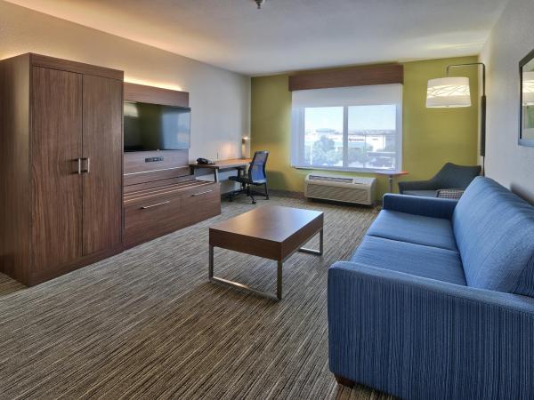Holiday Inn Express & Suites Albuquerque Historic Old Town, an IHG Hotel : photo 4 de la chambre suite avec 2 lits queen-size et 1 baignoire spa
