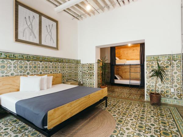 CASA MX alameda : photo 2 de la chambre chambre double avec salle de bains privative