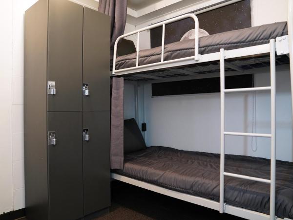 Apollo Guesthouse : photo 7 de la chambre chambre triple avec salle de bains privative