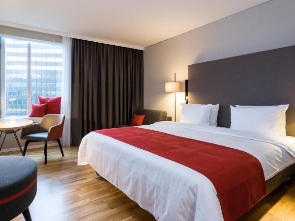 Holiday Inn Hamburg - City Nord, an IHG Hotel : photo 1 de la chambre chambre lit queen-size avec canapé-lit