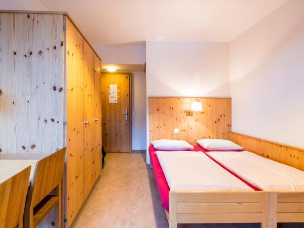 Davos Youth Hostel : photo 1 de la chambre chambre double avec balcon