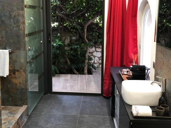 THE ADDRESS CASSIS : photo 4 de la chambre chambre lit queen-size - vue sur mer