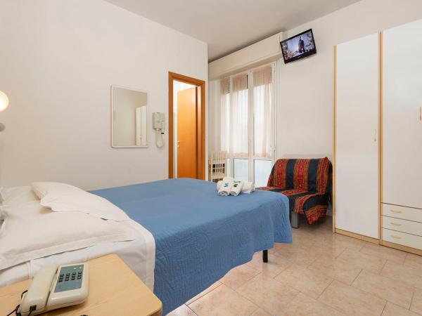 Hotel Petrarca : photo 2 de la chambre chambre double ou lits jumeaux avec balcon