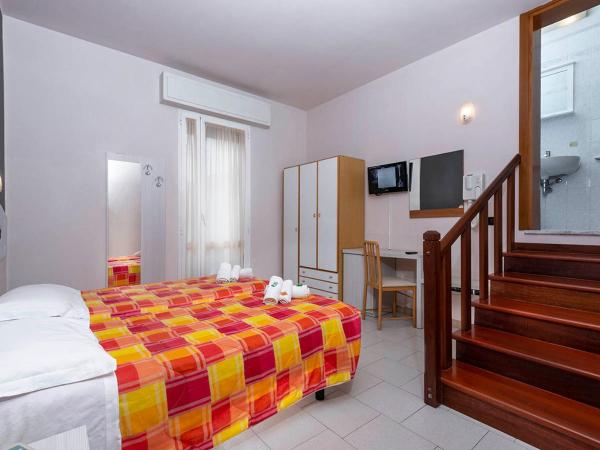 Hotel Petrarca : photo 3 de la chambre chambre double ou lits jumeaux avec balcon