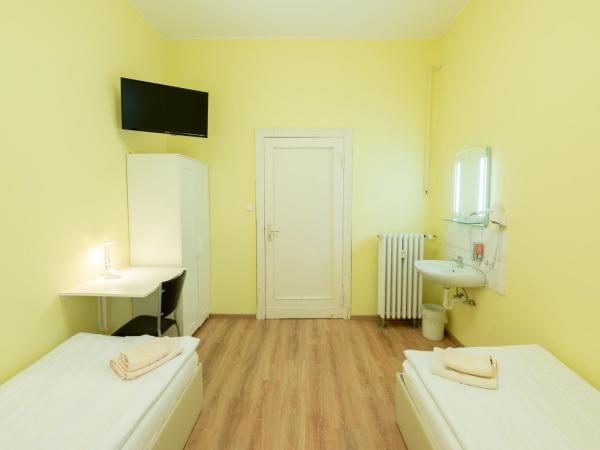 Hotel Pension Dahlem : photo 4 de la chambre chambre double avec salle de bains commune