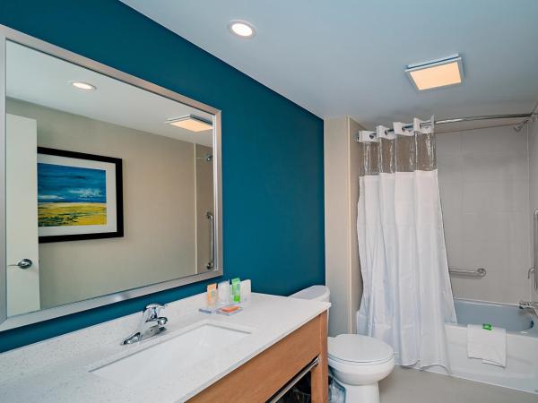 Wyndham Garden Niagara Falls Fallsview : photo 6 de la chambre chambre deluxe avec 2 lits queen-size et balcon - non-fumeurs - tour b