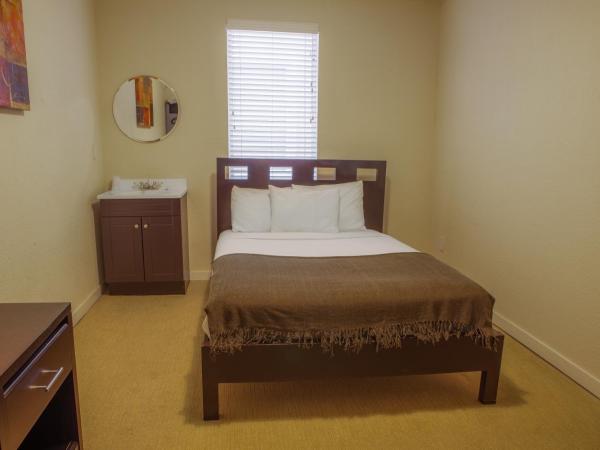 Casa Loma Hotel : photo 3 de la chambre chambre lit queen-size standard avec salle de bains commune