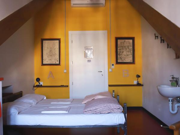 Attic Hostel Torino : photo 1 de la chambre chambre lits jumeaux avec salle de bains commune