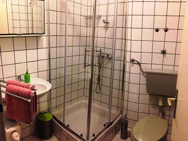 Friendly People's Guest House : photo 4 de la chambre chambre double avec salle de bains privative