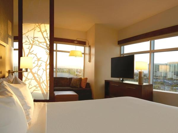 Hyatt Place Las Vegas at Silverton Village : photo 4 de la chambre chambre lit king-size avec canapé-lit et vue