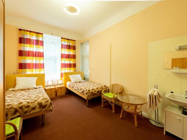 Hotel Pension Dahlem : photo 1 de la chambre chambre double avec salle de bains commune