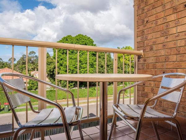 Aspley Carsel Motor Inn : photo 7 de la chambre suite lit king-size de luxe avec cuisine