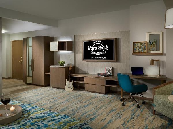 The Guitar Hotel at Seminole Hard Rock Hotel & Casino : photo 7 de la chambre chambre lit queen-size - vue sur piscine