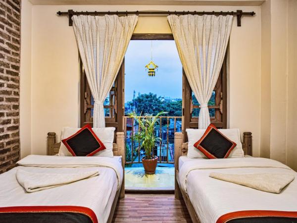 Newa Home : photo 1 de la chambre chambre double avec salle de bains commune