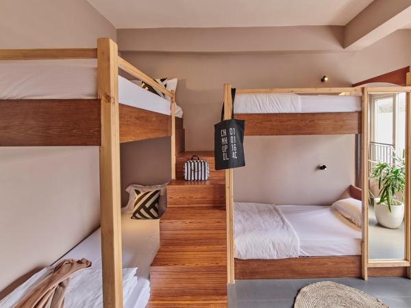Minimalist Poshtel & Suites : photo 1 de la chambre chambre quadruple avec balcon 