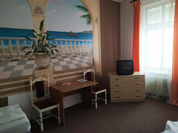 Tourist room Maria : photo 6 de la chambre chambre triple avec salle de bains commune