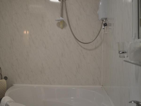 The New Guilderoy Hotel : photo 1 de la chambre suite avec lit à baldaquin