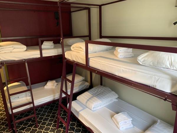 Safestay Brussels Grand Place : photo 2 de la chambre lit dans dortoir pour femmes de 5 lits avec salle de bains privative