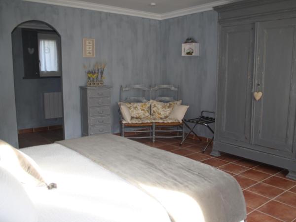 Le Mas Vigneron : photo 3 de la chambre chambre lit king-size - vue sur jardin