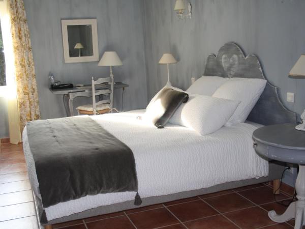 Le Mas Vigneron : photo 1 de la chambre chambre lit king-size - vue sur jardin