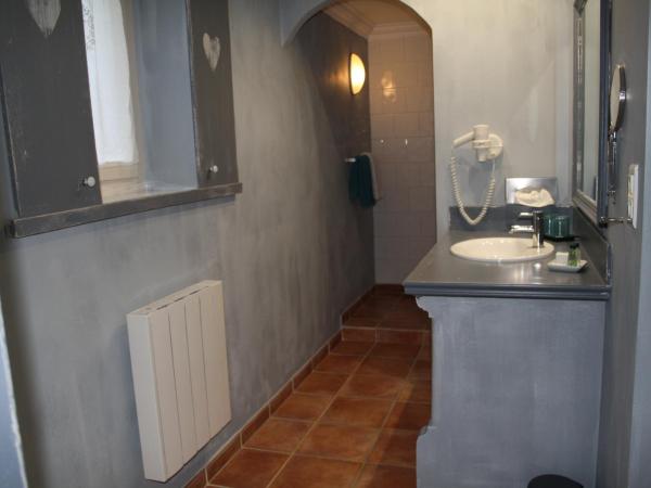 Le Mas Vigneron : photo 5 de la chambre chambre lit king-size - vue sur jardin