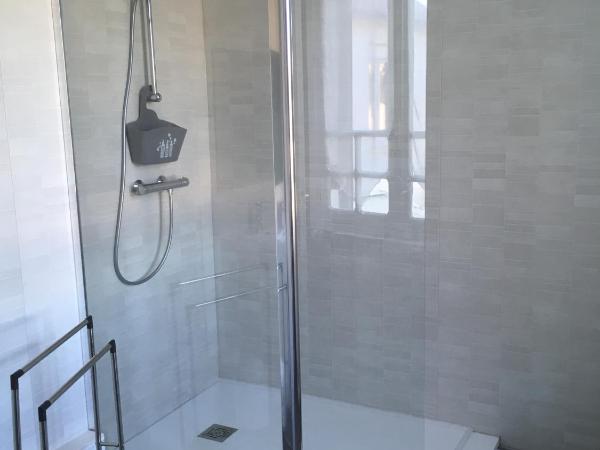 Le Narval : photo 2 de la chambre chambre triple avec salle de bains commune