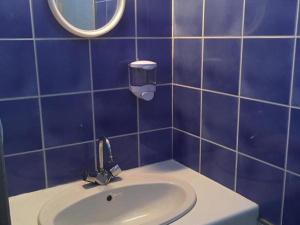 Le Narval : photo 3 de la chambre chambre triple avec salle de bains commune