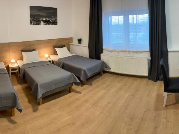 Frýdecká Apartments : photo 10 de la chambre chambre double ou lits jumeaux avec salle de bains privative externe