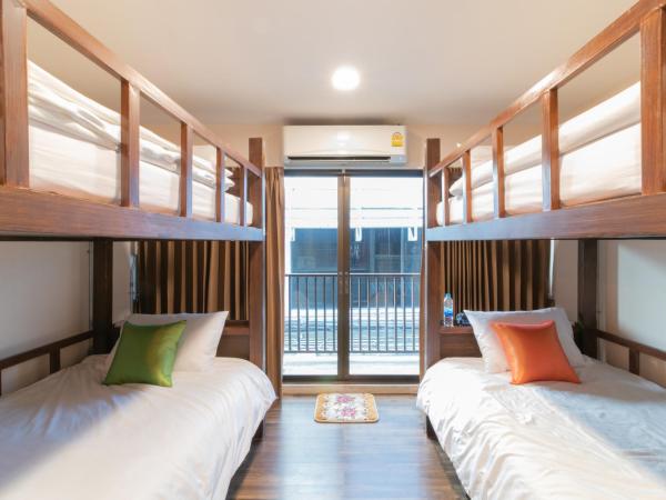 Phobphan Hostel : photo 1 de la chambre chambre quadruple avec salle de bains commune