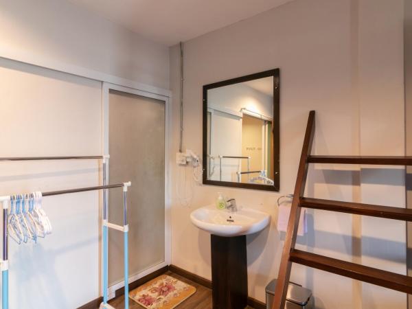 Phobphan Hostel : photo 7 de la chambre chambre familiale avec salle de bains privative