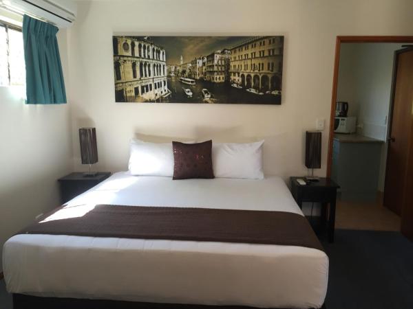 Aspley Carsel Motor Inn : photo 4 de la chambre suite lit king-size de luxe avec cuisine