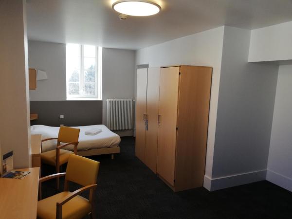 Espace Bernadette Soubirous Nevers : photo 1 de la chambre chambre triple - vue sur jardin