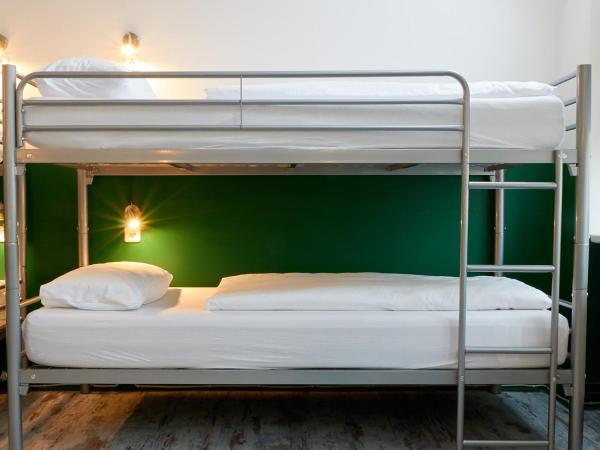 Ballhaus Berlin Hostel : photo 2 de la chambre lit dans dortoir pour femmes de 4 lits
