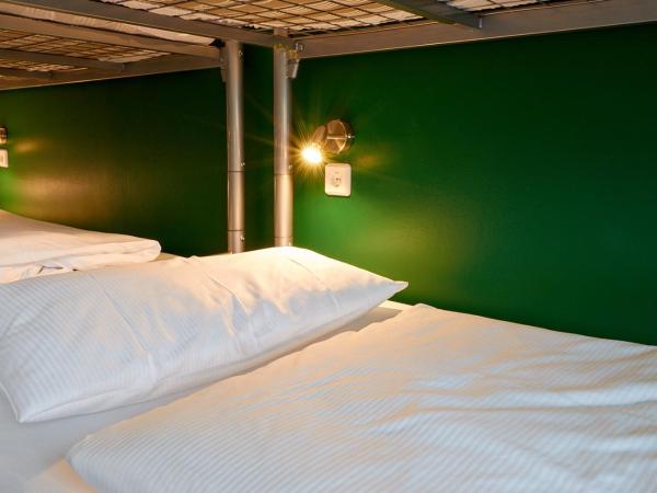 Ballhaus Berlin Hostel : photo 2 de la chambre lit dans dortoir mixte de 10 lits avec salle de bains commune
