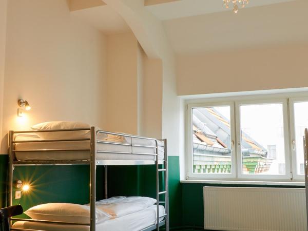 Ballhaus Berlin Hostel : photo 3 de la chambre lit dans dortoir mixte de 10 lits avec salle de bains commune