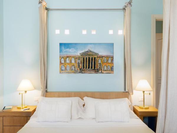 Hotel Palazzo Brunaccini : photo 7 de la chambre chambre supérieure avec lit à baldaquin
