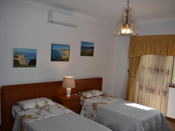 Monte da Ria Guest House : photo 1 de la chambre chambre lits jumeaux avec salle de bains commune
