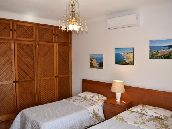 Monte da Ria Guest House : photo 3 de la chambre chambre lits jumeaux avec salle de bains commune