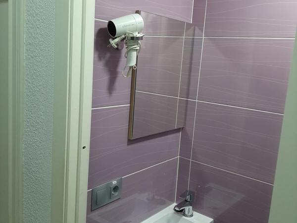 Pensión Guesthouse Antonio : photo 6 de la chambre chambre quadruple avec salle de bains privative séparée