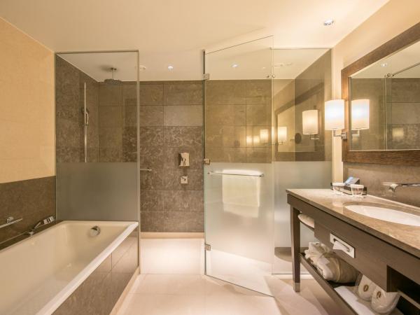 AlpenGold Hotel Davos : photo 1 de la chambre luxueuse chambre king avec balcon