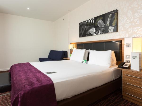 Holiday Inn Manchester-Mediacityuk, an IHG Hotel : photo 2 de la chambre chambre double - accessible aux personnes à mobilité réduite 