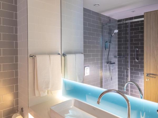 Holiday Inn Express - Lisbon - Plaza Saldanha, an IHG Hotel : photo 3 de la chambre chambre standard lit queen-size