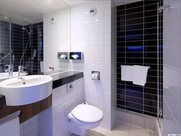 Holiday Inn Express Montpellier - Odysseum by IHG : photo 3 de la chambre chambre lit queen-size standard - accessible aux personnes à mobilité réduite