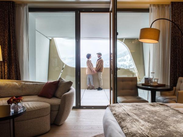 AlpenGold Hotel Davos : photo 6 de la chambre luxueuse chambre king avec balcon