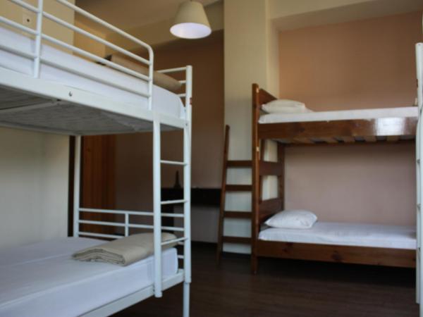 Pella Inn Hostel : photo 2 de la chambre lit dans dortoir mixte de 6 lits avec salle de bains