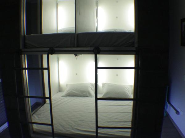 Viva Hostel Design : photo 3 de la chambre chambre quadruple privée