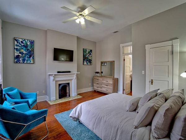 Modern 4 Bed Brownstone in Historic Downtown : photo 9 de la chambre maison 4 chambres